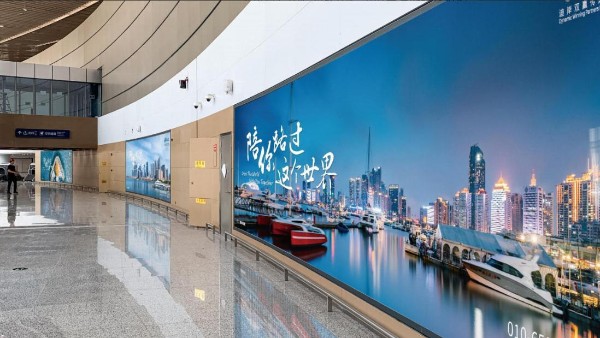 青岛胶东国际机场国际边检后通廊墙体灯箱