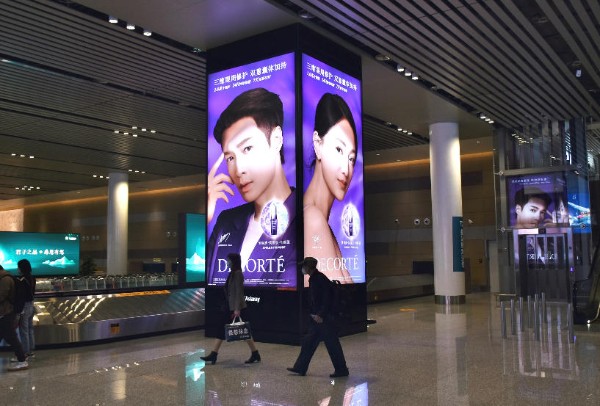 海口美兰机场T2一层行李厅扶梯旁包柱灯箱