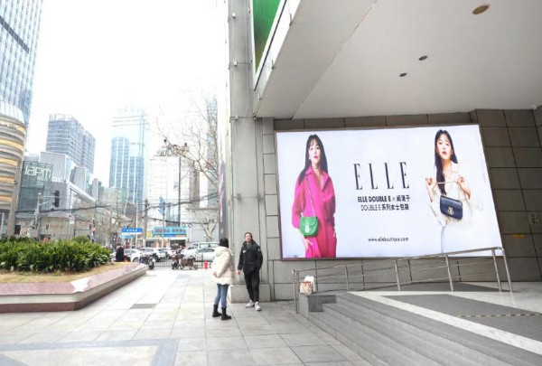 上海淮海百盛购物中心双侧超级灯箱