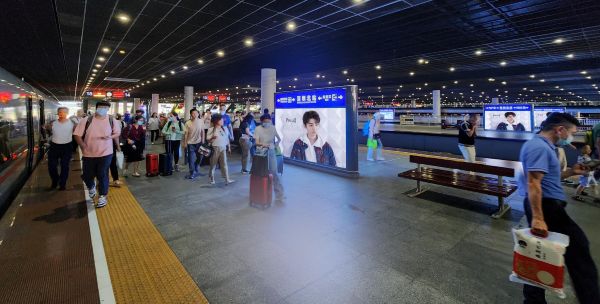深圳北站站台层导示灯箱