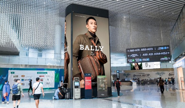 广州白云国际机场T2国际免税区中央广场灯箱