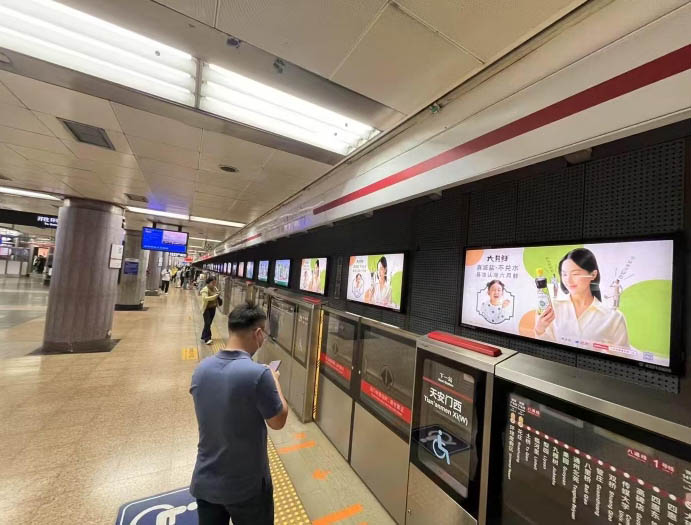 Wuhan subway 12 light box advertisements