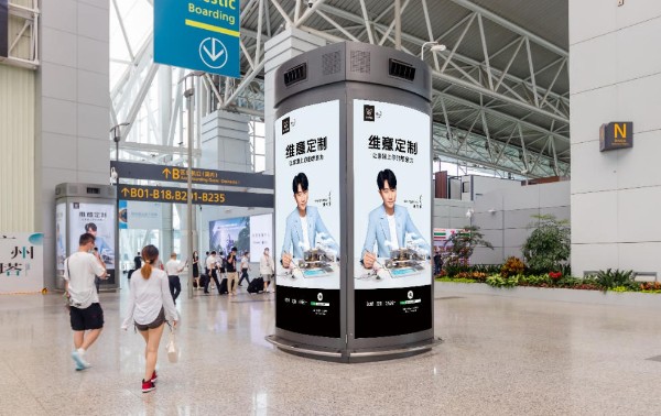 Column-mounted lightbox in the main departure hall of Guangzhou Baiyun International Airport T1