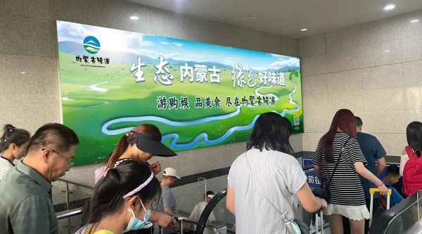 北京北站出站通道广告灯箱