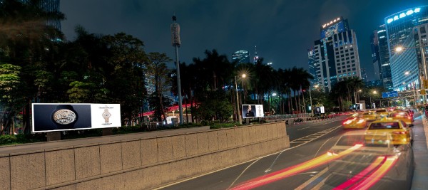 广州花城广场南区东侧灯箱