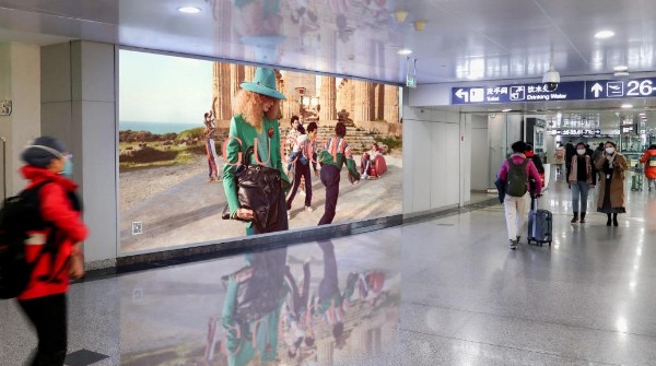 北京首都机场T2国内安检后东、西侧通廊灯箱