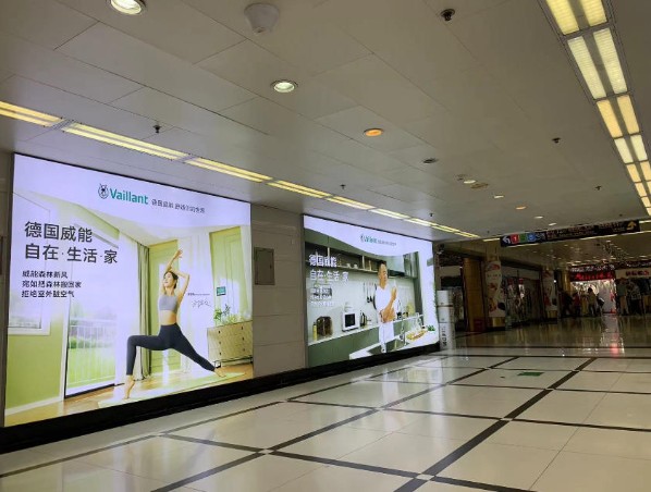 上海地铁人民广场站南京西路10号口灯箱