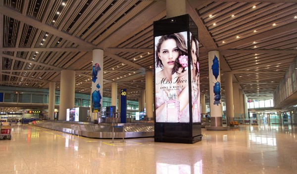 北京首都机场T3C二层国际行李厅包柱灯箱