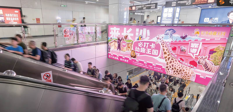 长沙地铁火车南站E区灯箱梯眉
