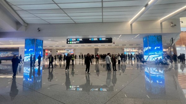 乌鲁木齐天山机场T4国内迎客厅接机口灯箱