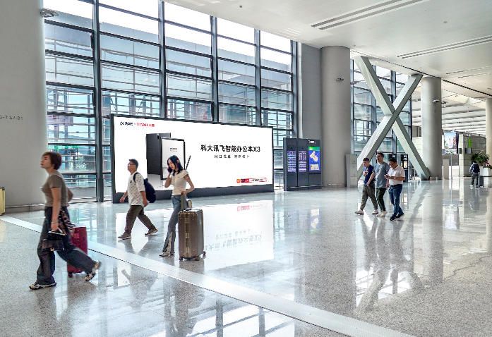 虹桥国际机场T2地铁出入口落地LED
