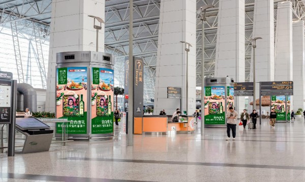 Column-mounted lightbox in the main departure hall of Guangzhou Baiyun International Airport T1