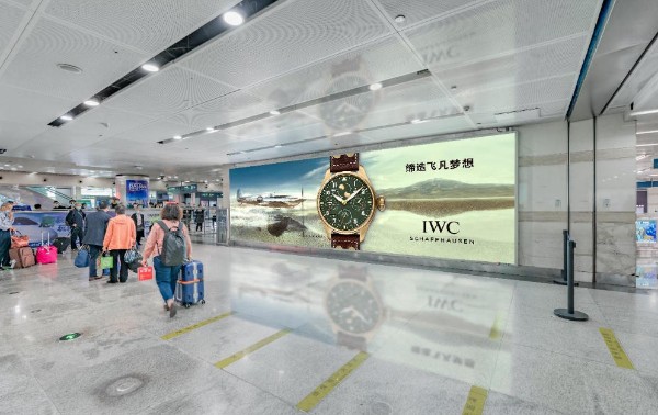 大连周水子机场国内一层到达出口灯箱