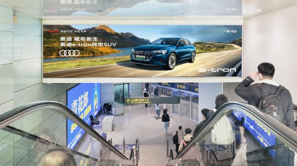 天津海滨机场T2国内到达通廊下电梯灯箱