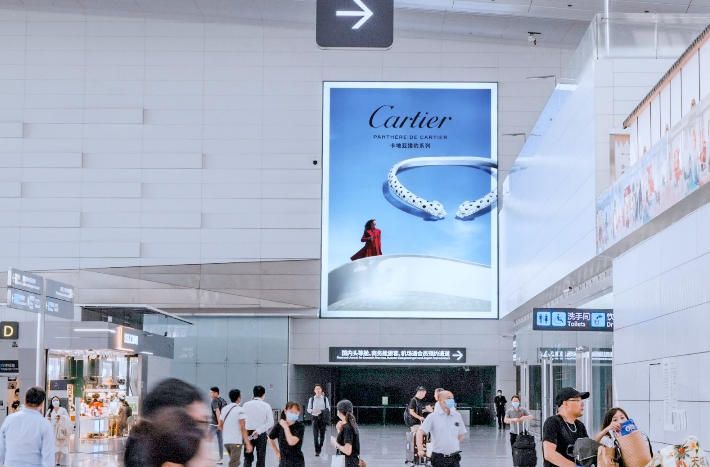 白云国际机场T2出发值机大厅巨型灯箱