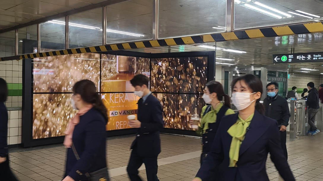 韩国地铁2号线乐天百货店检票口LED