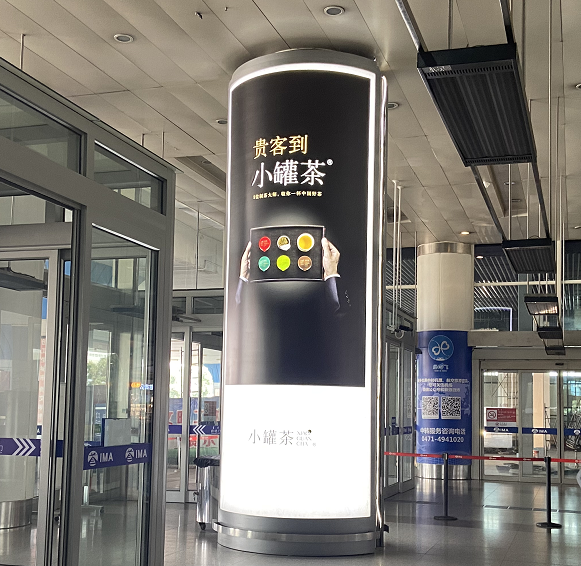 呼和浩特机场T2到达大厅包柱灯箱广告