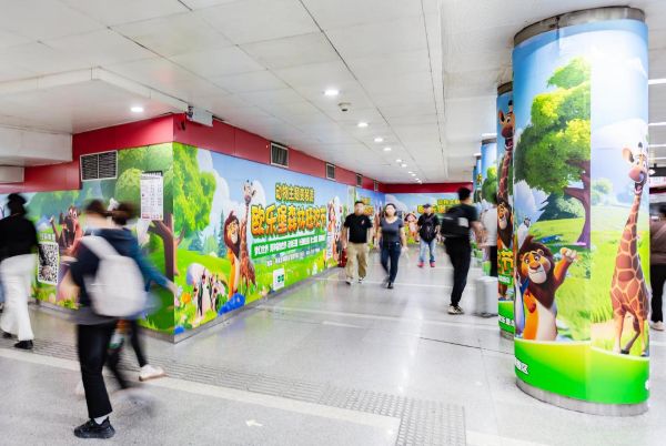 Brand area film installation at the transfer platform of Lines 2 and 4, southeast corner of Tianjin Metro