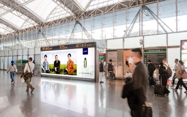 广州白云国际机场T1到达出口灯箱