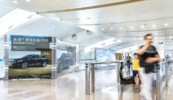 北京首都机场T2国内到达通廊入口看板