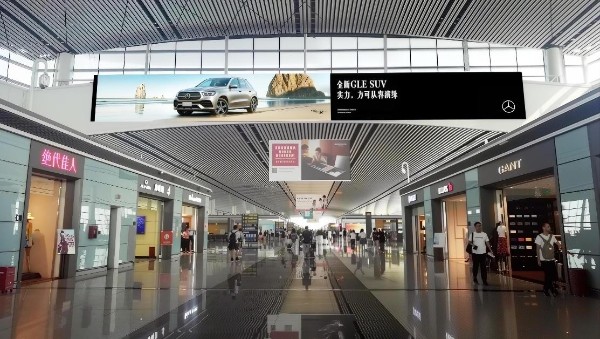 天津海滨机场T2国内安检口正上方LED