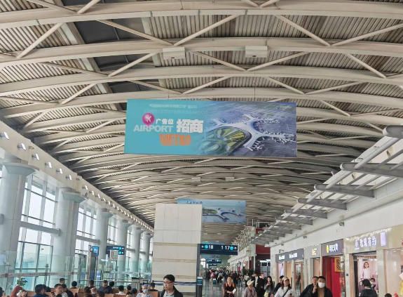 大连周水子机场二层国内出发自由厅看板