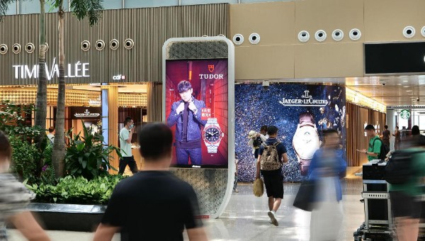 海口美兰机场T2三层出发厅中央商业区灯箱