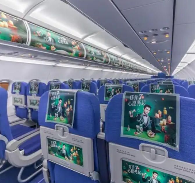 春秋航空飞机客舱内小桌板广告