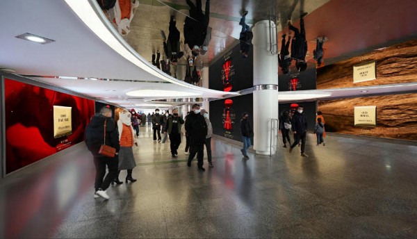 上海地铁人民广场站品牌通道超级灯箱+LED