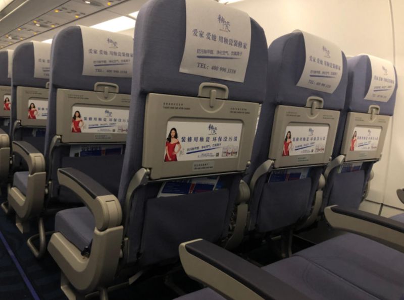 华夏航空飞机客舱内小桌板广告