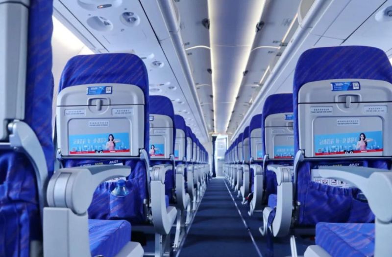 长龙航空飞机客舱内座椅桌板