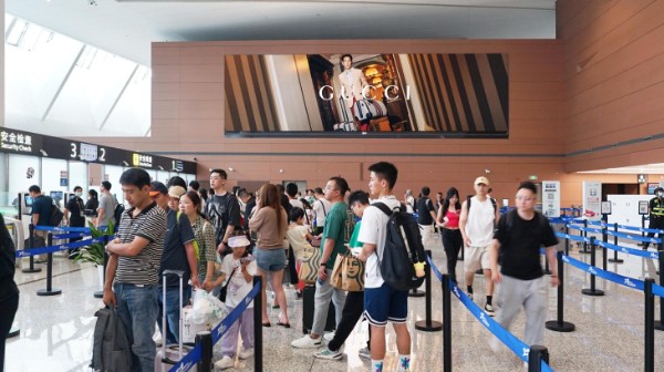 成都天府国际机场T2四层安检大厅上方灯箱