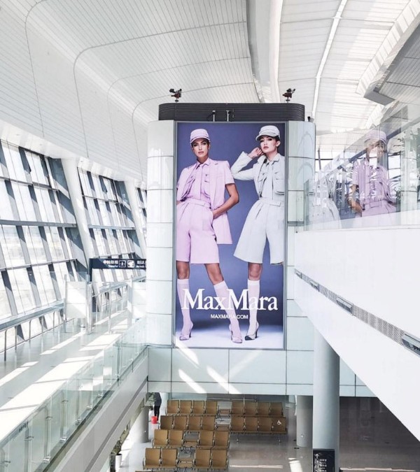 宁波栎社国际机场T2国际出发候机区墙体灯箱