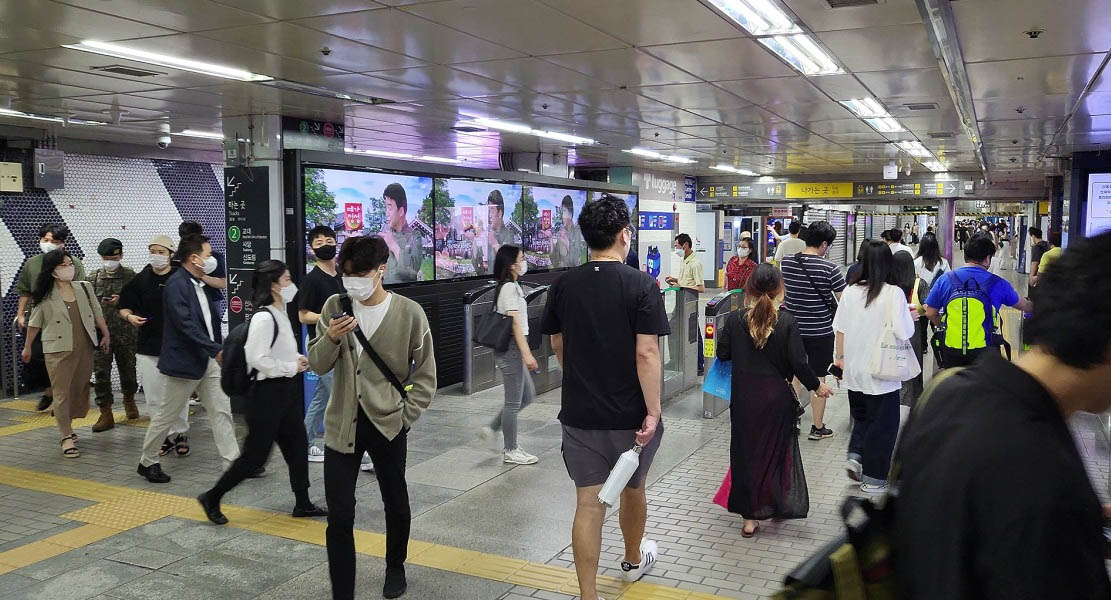 韩国地铁2号线11/12 号出口G楼梯方向墙侧LED
