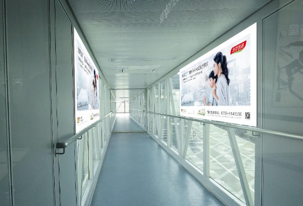 珠海金湾机场廊桥內侧看板