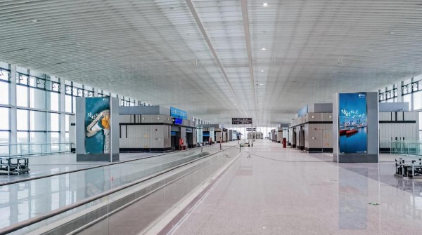 青岛胶东国际机场国际出发指廊风塔灯箱