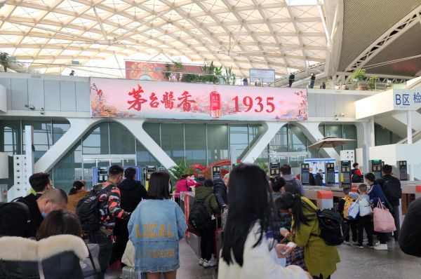 广州南站二层东进站大厅内数字灯箱