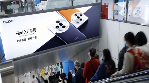 广州地铁万胜围梯楣S级特型灯箱
