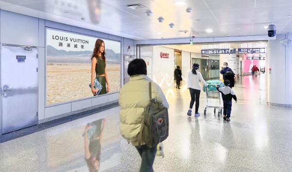 北京首都机场T2二层国内出发通廊灯箱