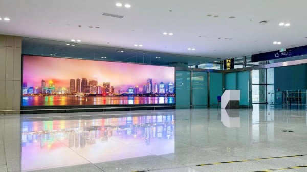 青岛胶东国际机场国际行李厅口落地灯箱