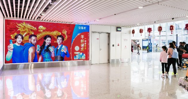 海口美兰机场T2一层到达出口通道两侧灯箱