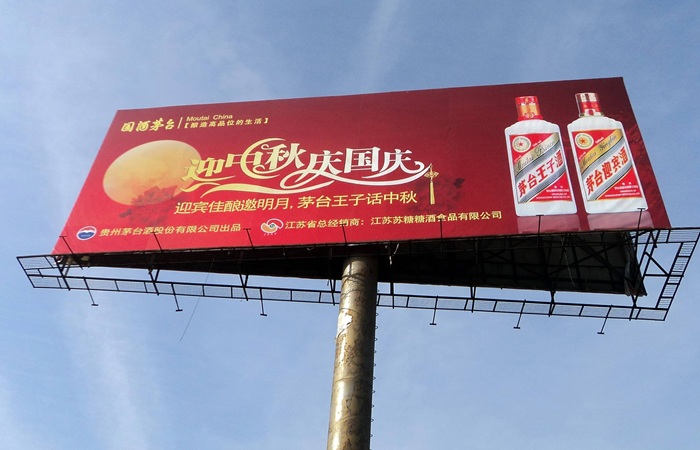 2025 Outdoor Media Advertising: Key Advantages & Challenges 🚀