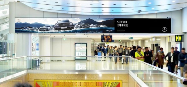 北京首都机场T2国内到达夹层下行李厅扶梯灯箱