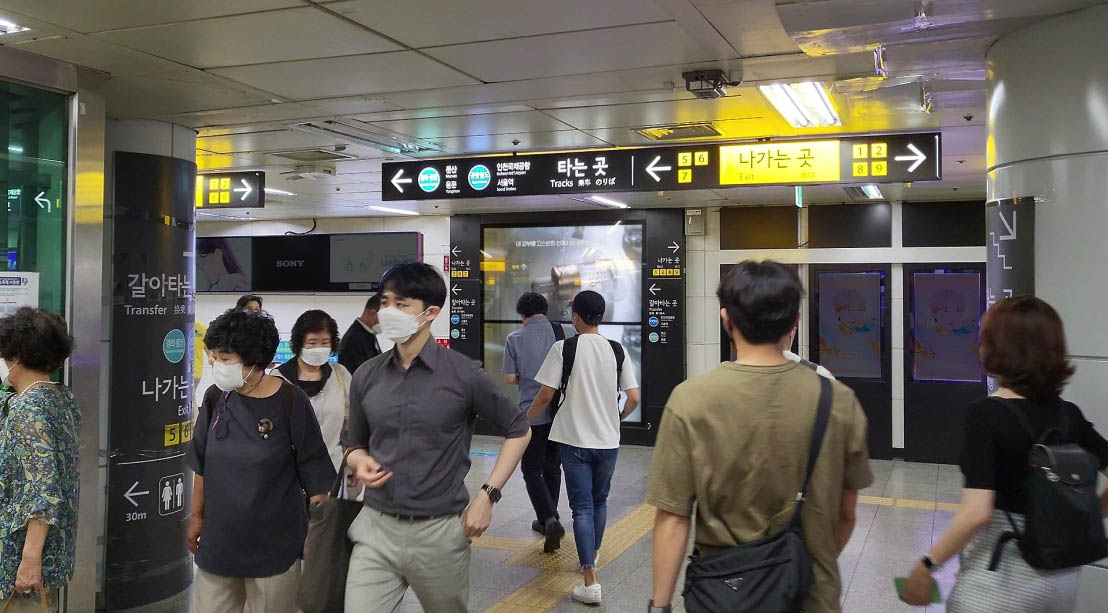 韩国地铁2号线8号出口出发墙楼梯LED