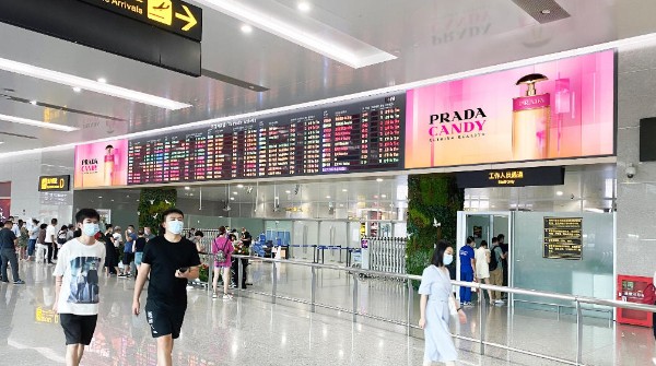 重庆江北国际机场T3国内行李厅上方LED