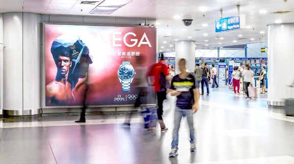 北京首都机场T2国内出发办票大厅灯箱