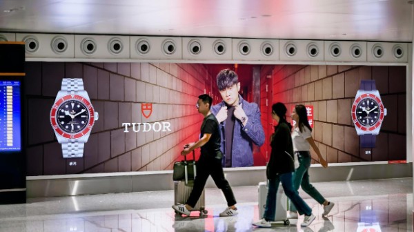 海口美兰机场T2二层到达通廊汇聚口灯箱