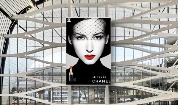 北京大兴机场一层到达公共区巨幕灯箱