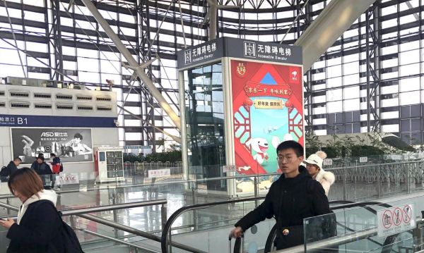 青岛北站东候车大厅直梯灯箱