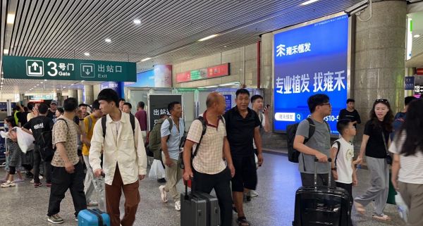 广州东站出站通道地铁进出口灯箱